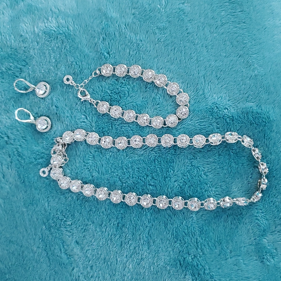 Necklace With Matching Earings And Bracelet